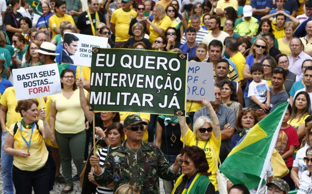 País enfrenta um combinado de crises (Foto: Aniele Nascimento/Gazeta do Povo)
