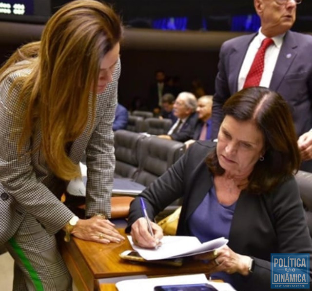 Iracema Portella colhe assinaturas na Câmara (Foto: Divulgação/Assessoria)