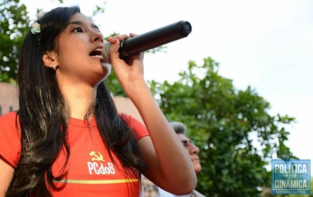 Filha de pais comunistas, ela respira política desde criança (Foto: Reprodução/Facebook)