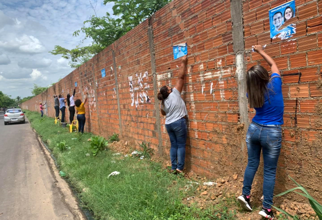 Cartazes de campanha estão sendo retiradas das ruas (Foto: Reprodução/Facebook)