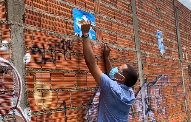 Ismael iniciou retirada de cartazes das ruas (Foto: Reprodução/Facebook)