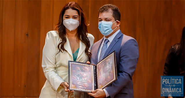 A esposa de Alderico, deputada estadual Janainna Marques (PTB), entregou ao marido no final de 2020 uma homenagem de "herói da Saúde", na Assembleia Legislativa (foto: ASCOM ALEPI)