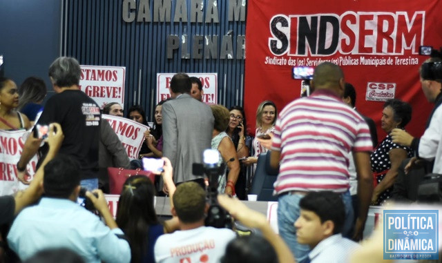 Jeová conversa com manifestantes na CMT (Foto: Jailson Soares/PoliticaDinamica.com)
