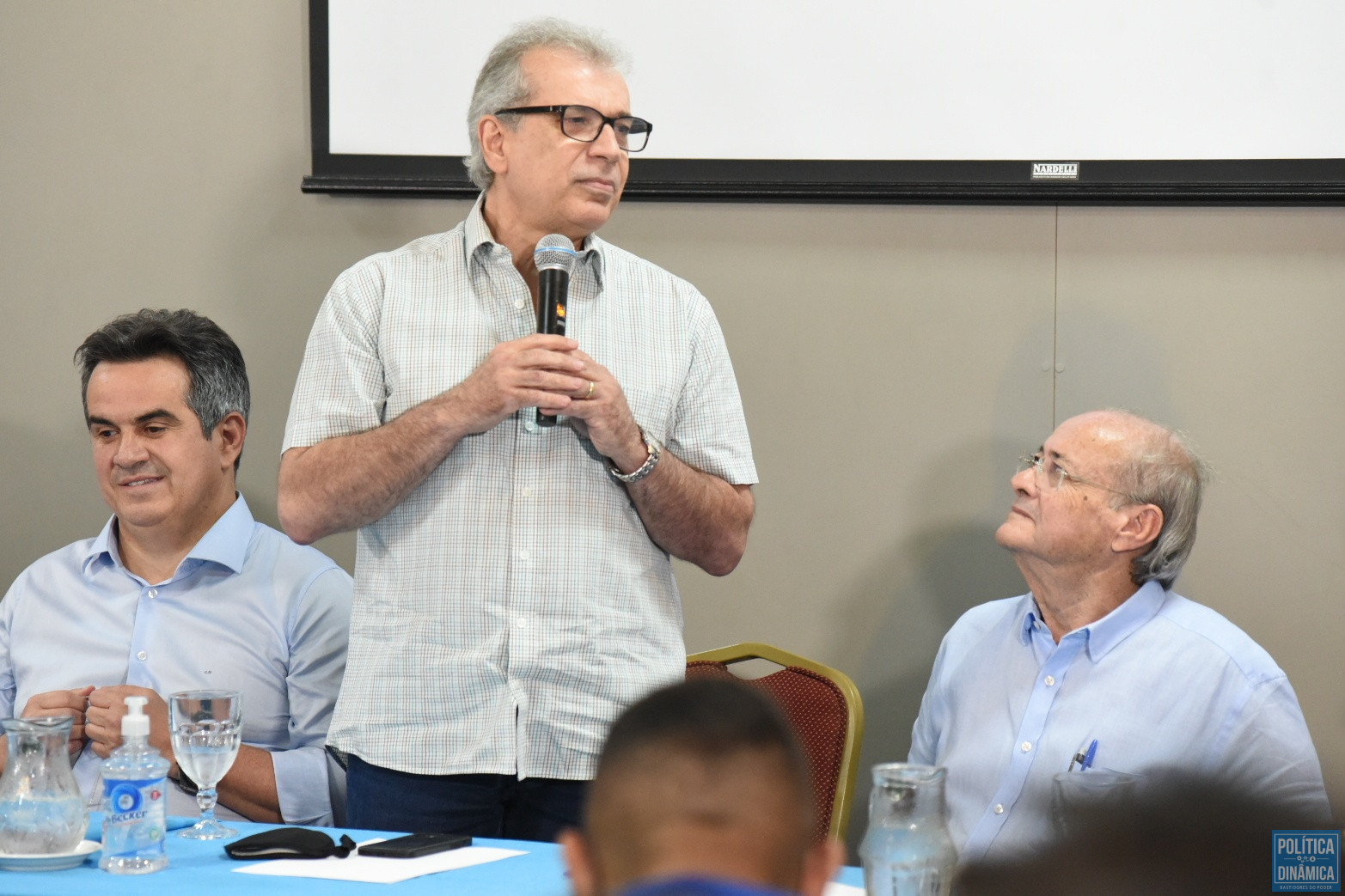 João Vicente Claudino, em pé, ao lado dos ainda aliados senador Ciro Nogueira (à esquerda de JVC) e Silvio Mendes (foto: Jailson Soares | PD)