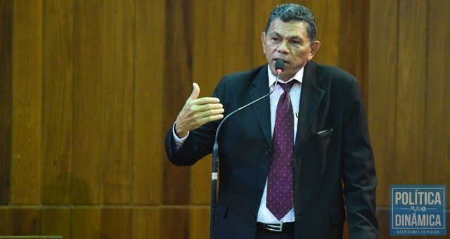 Deputado defende o governo na tribuna (Foto: Jailson Soares/PoliticaDinamica.com)