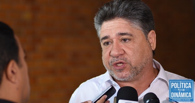 Deputado comemora vitória do amigo no DF (Foto: Jailson Soares/PoliticaDinamica.com)