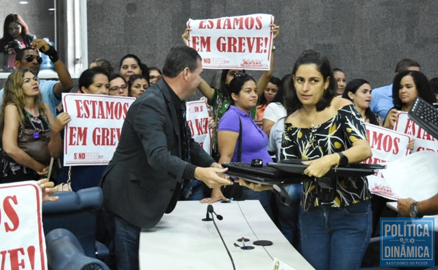 Funcionários da Câmara também ajudaram (Foto: Jailson Soares/PoliticaDinamica.com)