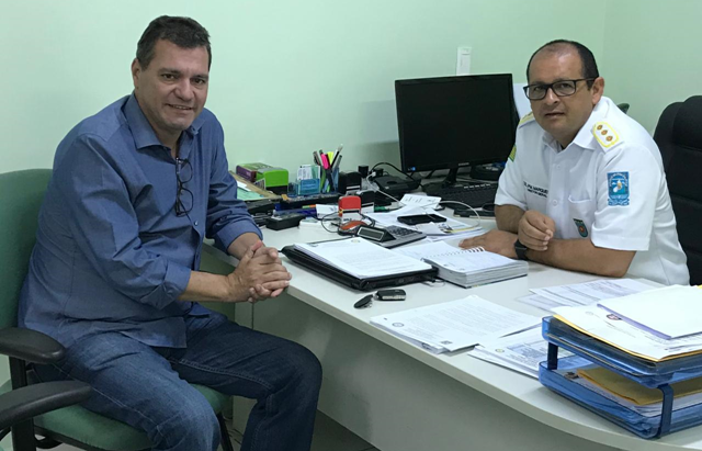 Joaquim do Arroz e o diretor do Hospital da PM-PI (Foto: Divulgação/Assessoria)