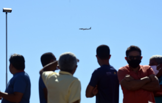 Alguns sertanejos foram ver chegada de Bolsonaro (Foto: Jailson Soares/O Dia) 