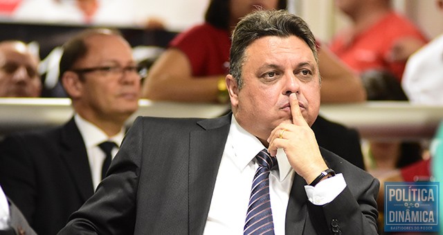 Júlio Arcoverde não quis comentar o caso, apesar de ser o presidente do PP no Piauí; antes da manobra do governador ele já havia externado a decepção dos progressistas diante das desconsiderações repetidas de W.Dias; com essa "puxada de tapete", o parlamentar preferiu manter-se em silêncio na mídia e manifestar-se na justificativa do voto nesta quarta-feira (foto: Jailson Soares | PoliticaDinamica.com)