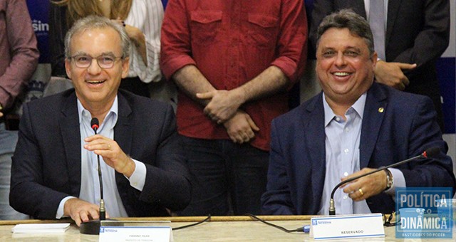 Firmino e Júlio pareciam estar olhando com bastante alegria para o futuro da aliança entre o PSDb e o PP (foto: Marcos Melo | PoliticaDInamica.com)