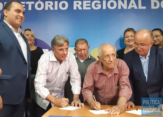 Renato e Ananias assinaram ficha de filiação (Foto: Gustavo Almeida/PoliticaDinamica.com)