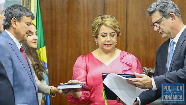 Jussara Lima fazendo o juramento durante posse no Senado Federal (foto: redes sociais)