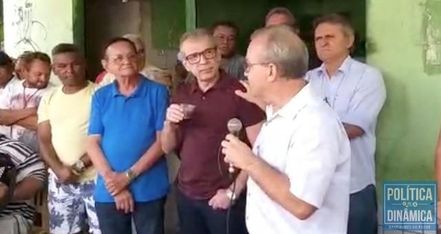 Entre críticas ao governo estadual e promessas de trabalho, Firmino e JVC trocaram elogios diante dos trabalhadores da Pedra (foto: PoliticaDinamica.com)