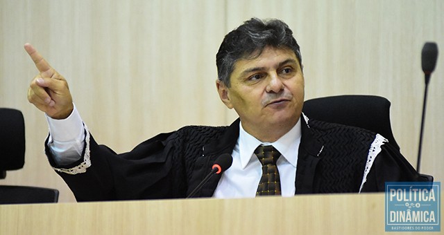 Relator do processo, o conselheiros Kennedy entendeu no seu parecer que a licitação é válida, mas que as propostas comerciais deveriam ser refeitas, porém, sem descartar o atestado da cidade de 4 mil habitantes, utilizado como referência pra Teresina, que tem 850 mil habitantes (foto: Jailson Soares | PoliticaDinamica.com)