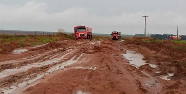 Estradas viram lamaçal na região do Cerrado (Foto: Reprodução/Internet)