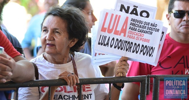Lourdes já é figura conhecida em protestos (Foto: Jailson Soares/PoliticaDinamica.com)