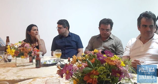 Luciano e Margarete conversaram bastante durante encontro casual na casa do prefeito Zé Raimundo, em Oeiras, mas a foto do momento se transformou em pauta política nas rodas de conversa (foto: Carmelita Castro)