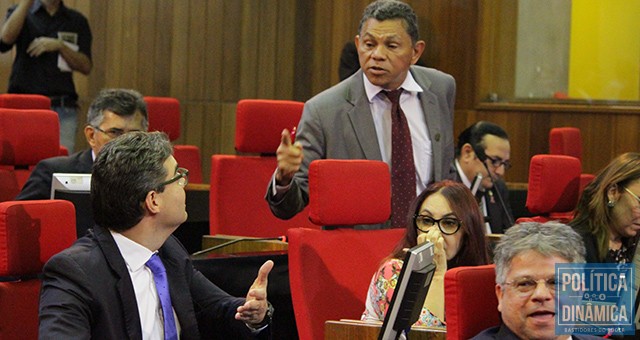 João de Deus foi tirar satisfações com Luciano Nunes, alegando má fé e ilegalidade na escolha de Rubem Martins como relator (foto: Marcos Melo | PoliticaDinamica.com)