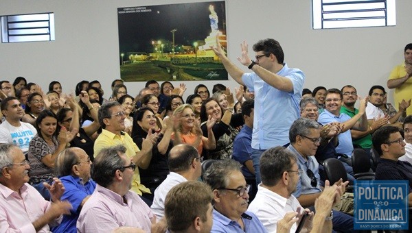 Luciano Nunes é aplaudido no evento (Foto: Gustavo Almeida/PoliticaDinamica.com)
