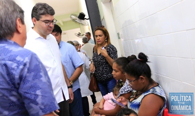 Luciano visitou hospital na cidade de Barras (Foto: Divulgação/Assessoria)