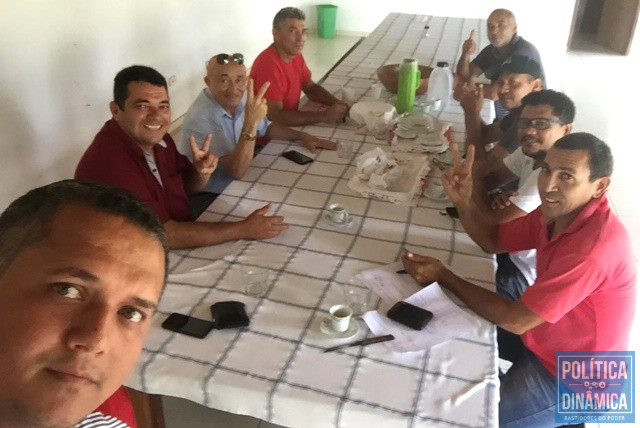 Luiz Neto (de camisa vinho à esquerda) se articula candidatura a prefeito de Amarante