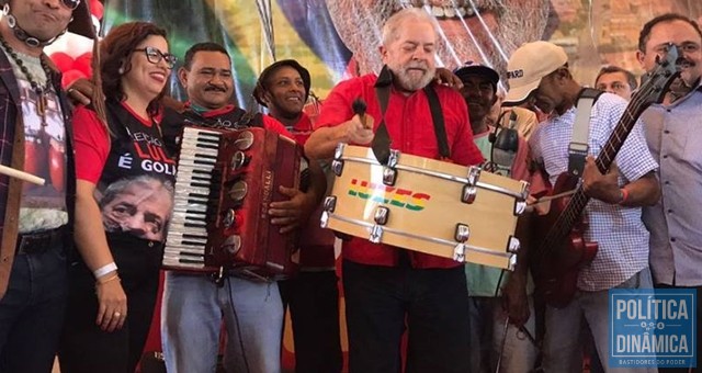 No registro, Patrícia e Lula durante ato político em Altos; o anúncio da filiação foi feito durante o evento (Foto: Reprodução)