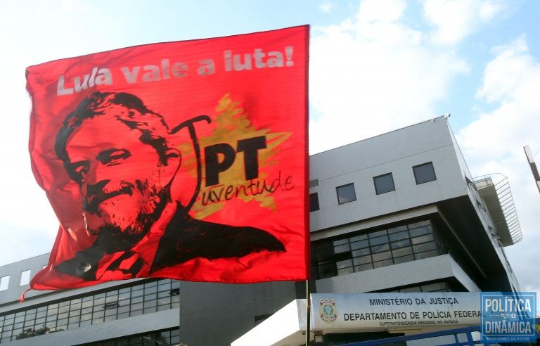 Bandeira do PT em frente a Polícia Federal em Curitiba (Foto: JF Diorio/Estadão)