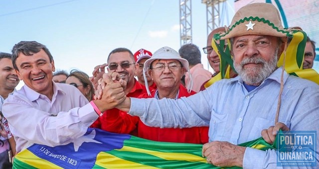Lula, em Marcolândia, com o governador Wellington Dias e outros líderes petistas (Foto: ASCOM)