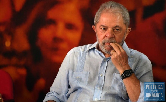 Ex-presidente do Brasil deve se entregar à Polícia Federal (Foto: Nelson Almeida/AFP)