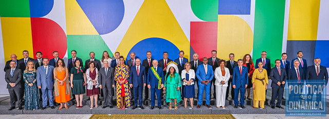 Lula e seus 37 ministros empossados para o seu governo (foto: ascom)