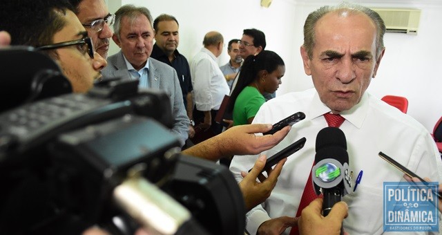 Sob o olhar de João Henrique, deputado Marcelo Castro diz que seria inconveniente o PMDB realizar convenção em janeiro (Foto: Jailson Soares/PoliticaDinamica.com)