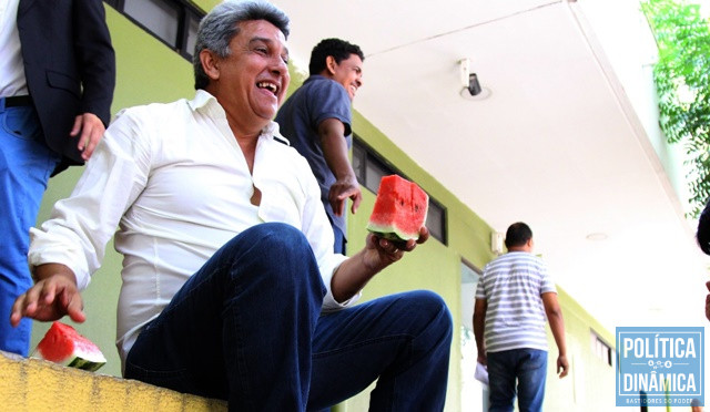 Vereador levou melancias para a Câmara (Foto: Jailson Soares/PoliticaDinamica.com)