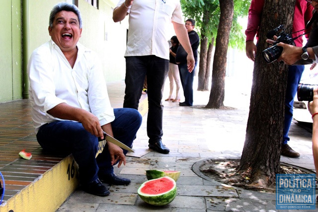 Frutas foram partidas em frente à presidência (Foto: Jailson Soares/PoliticaDinamica.com)