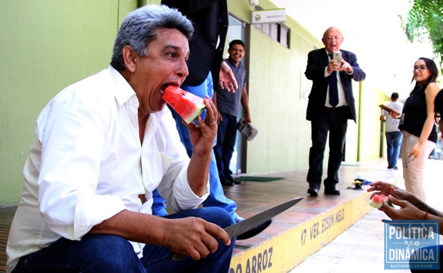 Joninha fez a festa com melancias na Câmara (Foto: Jailson Soares/PoliticaDinamica.com)
