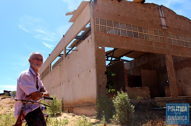 Obra de mercado público foi abandonada em 2006, no primeiro governo de Wellington Dias. O morador José Nunes lamenta o descaso (Foto: Gustavo Almeida/PoliticaDinamica)