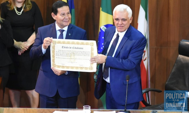 Mourão recebe título na Assembleia do PI (Foto: Jailson Soares/PoliticaDinamica.com)