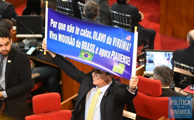 Deputado do MDB ergue faixa na Assembleia (Foto: Jailson Soares/PoliticaDinamica.com)