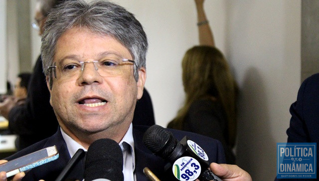 Gustavo Neiva criticou sucessivas viagens (Foto: Jailson Soares/PoliticaDinamica.com)