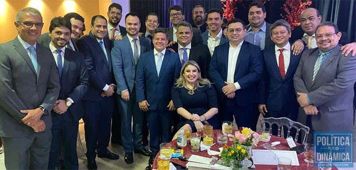 O retrato da "paridade": grupo de Celso Neto fez pose para foto em festa patrocinada pelo advogado Raimundo Júnior, uma semana antes da votação por igualdade de gênero na OAB (foto: reprodução)