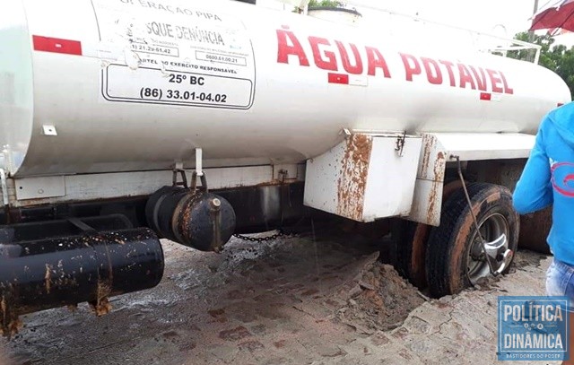 Caminhão atolou no trecho pavimentado (Foto: Reprodução/Facebook)