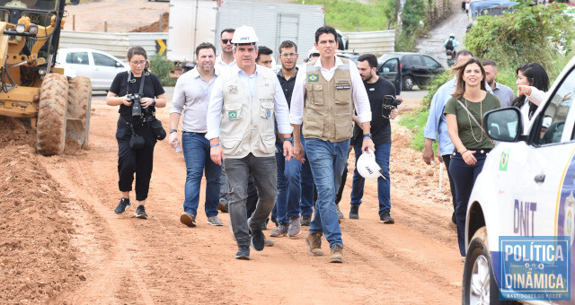 Essa comitiva já foi maior: mais uma vez um ministro da Infraestrutura visita a obra do viaduto do Mercado do Peixe que iniciou em 2019 (foto: Jailson Soares / PD) 