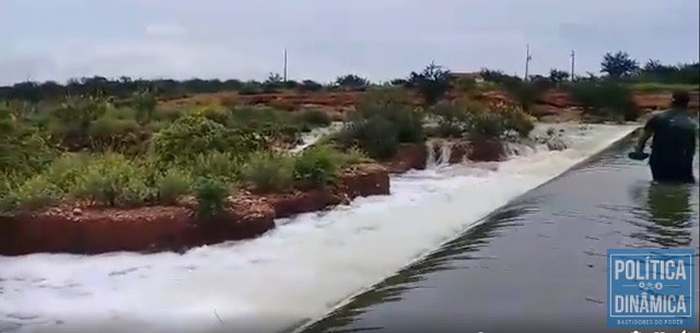 Barragem do Oiti, a maior do município, sangra há vários dias (Foto: Reprodução/Facebook)