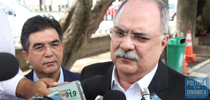 Em entrevista coletiva Osmar Junior apontou que os comissionados são obrigados a declarar compatibilidade para o serviço, logo, Nailer Castro pode ter mentido em documento oficial (Foto: Jailson Soares | PoliticaDinamica.com)