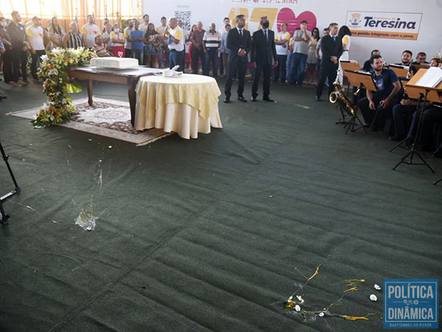 Manifestantes jogaram ovos contra o prefeito de Teresina, mas não conseguiram acertar o gestor, que se manteve longe dos protestos (foto: Jailson Soares / PD)