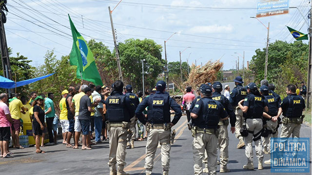 PRF está acompanhando as manifestações, realizando negociação, mas ainda não há prazo para saída dos manifestantes da rodovia (foto: Jailson Soares/ PD)