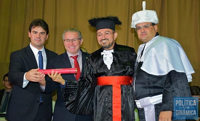 Sacerdote com os dois principais aliados (Foto: Reprodução/Facebook)