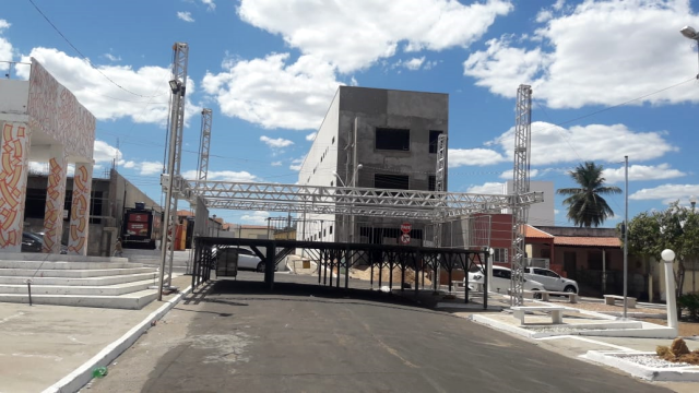 Estrutura de palco estava sendo montada na praça (Foto: Reprodução/Redes Sociais)