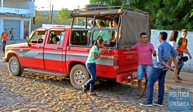 Alunos são transportados em paus de arara (Foto: Jailson Soares/PoliticaDinamica.com)