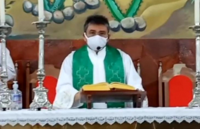 Padre Paulo reagiu ao barulho perto da igreja (Foto: Reprodução/Vídeo/Transmissão)